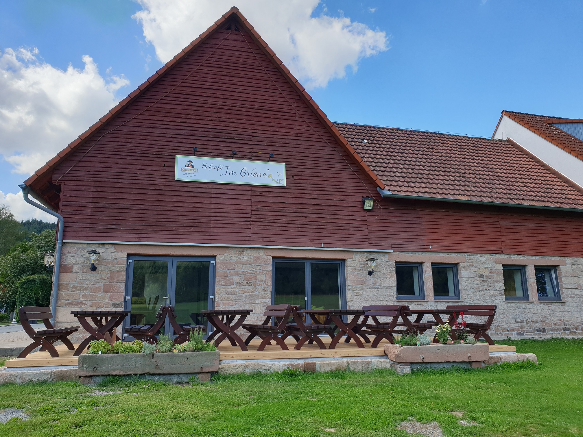 Aussen mit Terrasse